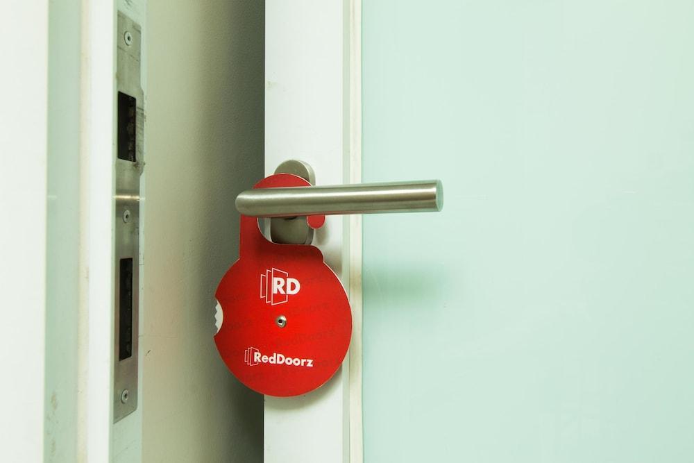 Reddoorz @ Pulomas Hotel Jakarta Buitenkant foto